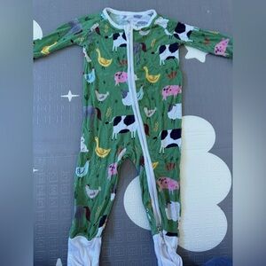 Little sleepies farm animals zippie. Size 3 to 6 months.